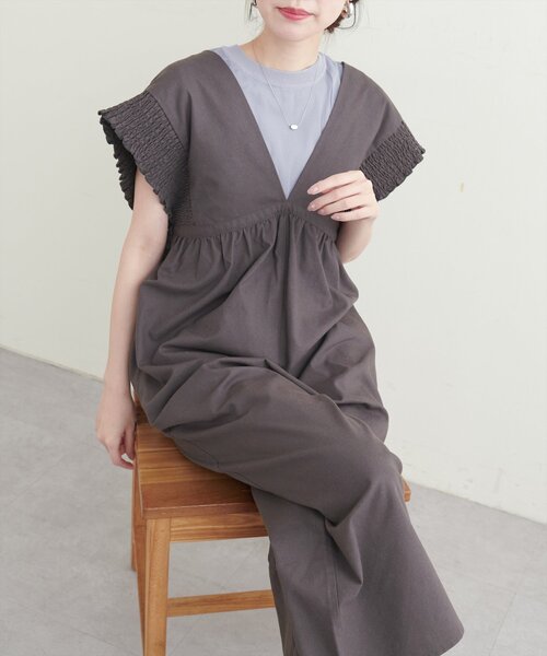 natural couture(ナチュラルクチュール)の「綿麻シャーリング袖サロペ(その他パンツ・レディース・チャコールグレー/レッド系その他/ベージュ・FREE)」の4枚目の写真