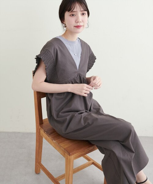 natural couture(ナチュラルクチュール)の「綿麻シャーリング袖サロペ(その他パンツ・レディース・チャコールグレー/レッド系その他/ベージュ・FREE)」の5枚目の写真