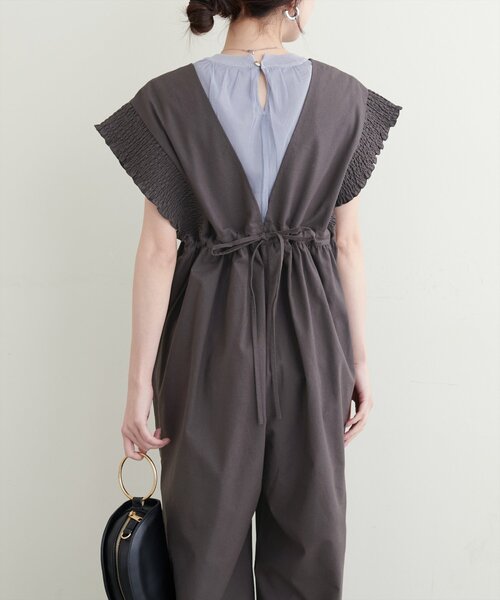 natural couture(ナチュラルクチュール)の「綿麻シャーリング袖サロペ(その他パンツ・レディース・チャコールグレー/レッド系その他/ベージュ・FREE)」の6枚目の写真