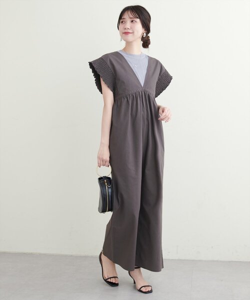 natural couture(ナチュラルクチュール)の「綿麻シャーリング袖サロペ(その他パンツ・レディース・チャコールグレー/レッド系その他/ベージュ・FREE)」の7枚目の写真