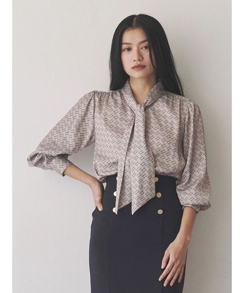 TONAL(トーナル)の「モノグラムカッセンボウタイブラウス(シャツ/ブラウス・レディース・ベージュ/オフホワイト・MEDIUM)」の2枚目の写真