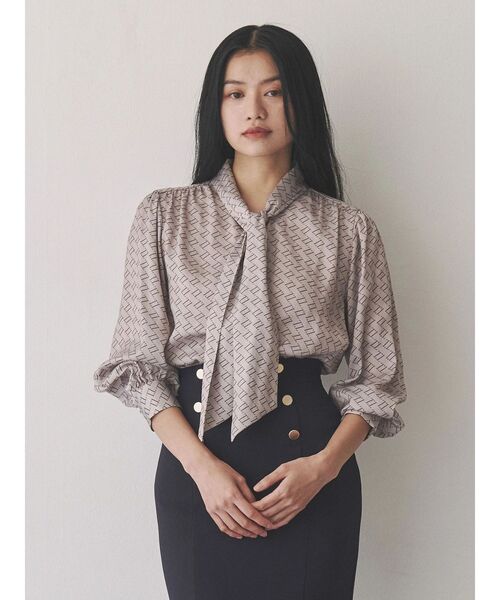TONAL(トーナル)の「モノグラムカッセンボウタイブラウス(シャツ/ブラウス・レディース・ベージュ/オフホワイト・MEDIUM)」の3枚目の写真