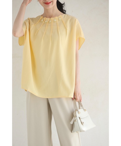 パールの花咲くタックネックブラウストップス（シャツ/ブラウス