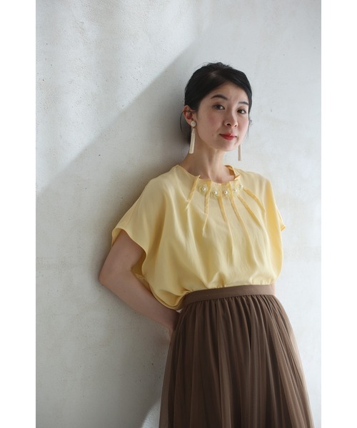 パールの花咲くタックネックブラウストップス（シャツ/ブラウス