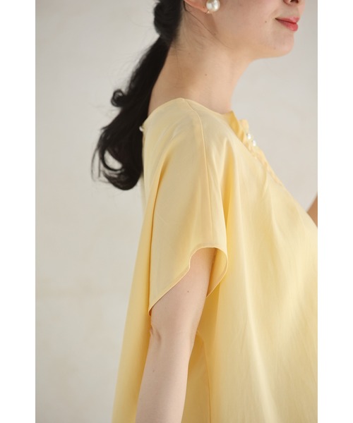 パールの花咲くタックネックブラウストップス（シャツ/ブラウス