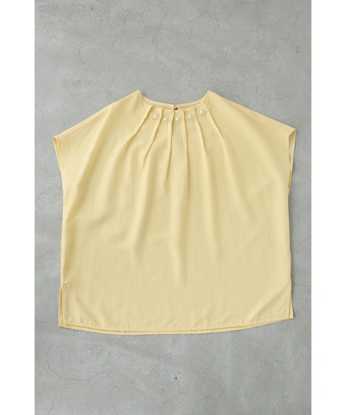 パールの花咲くタックネックブラウストップス（シャツ/ブラウス