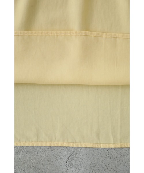 パールの花咲くタックネックブラウストップス（シャツ/ブラウス