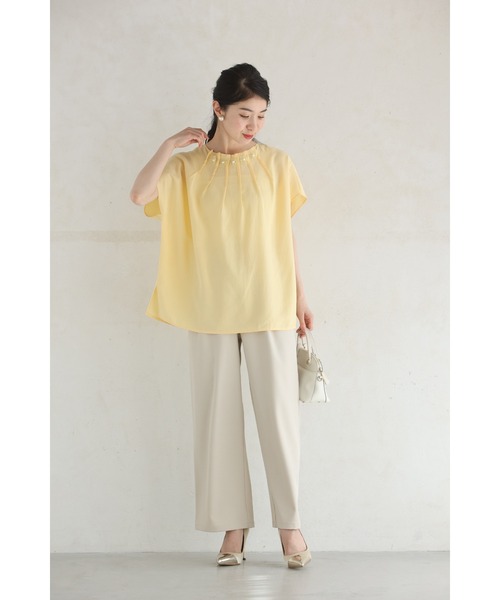 パールの花咲くタックネックブラウストップス（シャツ/ブラウス