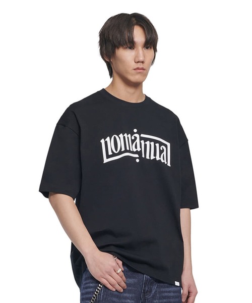 NOMANUAL（NOMANUAL）の「「NOMANUAL /ノーマニュアル」ARCHED TEXT T-SHIRT（Tシャツ/カットソー・メンズ・ブラック/ホワイト・X-LARGE/LARGE）」の2枚目の写真
