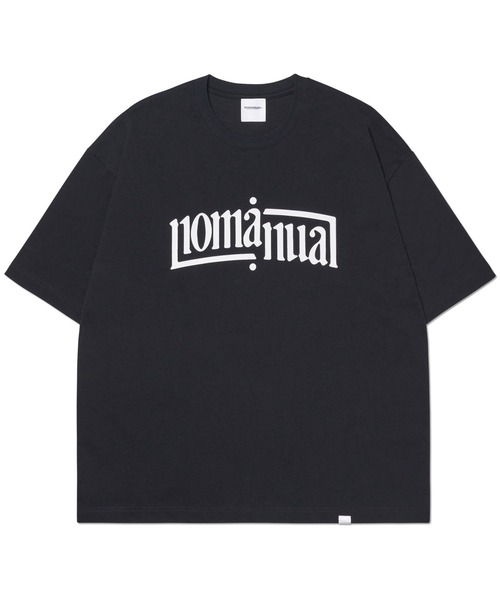 NOMANUAL（NOMANUAL）の「「NOMANUAL /ノーマニュアル」ARCHED TEXT T-SHIRT（Tシャツ/カットソー・メンズ・ブラック/ホワイト・X-LARGE/LARGE）」の6枚目の写真