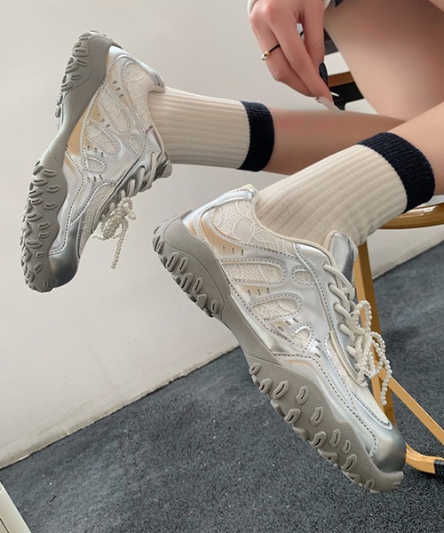 Lace Ladies(レースレディース)の「パール リボン付き レース ドッキング スニーカー(スニーカー・レディース・ホワイト/シルバー・22.5cm/23cm/23.5cm/24cm/24.5cm/25cm)」の6枚目の写真