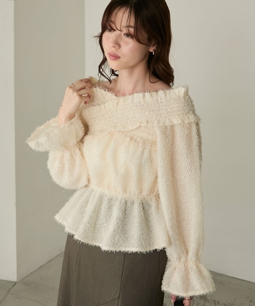 Cherir Mignon(シェリルミニョン)の「【Cherir Mignon】2wayオフショルフリンジペプラムブラウス(シャツ/ブラウス・レディース・アイボリー/ブラック/ピンク・FREE)」の1枚目の写真