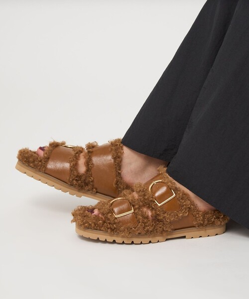 green label relaxing（グリーンレーベルリラクシング）の「ダブルベルト フェイクファー サンダル（サンダル・レディース・ベージュ/ブラウン系・S/L/M）」の5枚目の写真