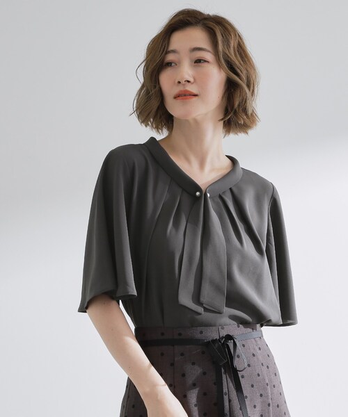 grove(グローブ)の「【お仕事/二の腕カバー】パール調使いが華やか 上品ボウタイブラウス(シャツ/ブラウス・レディース・スミクロ/ブルー系/アイボリー系/ブラック系1・03/02/05/04/01)」の2枚目の写真