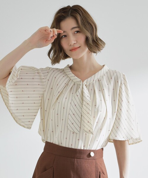 grove(グローブ)の「【お仕事/二の腕カバー】パール調使いが華やか 上品ボウタイブラウス(シャツ/ブラウス・レディース・スミクロ/ブルー系/アイボリー系/ブラック系1・03/02/05/04/01)」の8枚目の写真