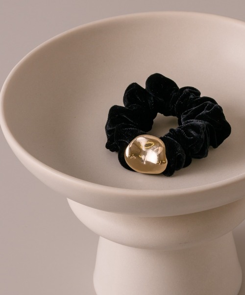 muku（ムク）の「CHOUCHOU/VELOUR（シュシュ・レディース・ブラック×ゴールド/ブラウン/ブラック×シルバー・FREE）」の2枚目の写真