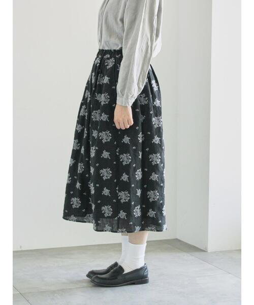 TSUHARU by Samansa Mos2(ツハルバイサマンサモスモス)の「ローズ柄総刺繍スカート(スカート・レディース・オリーブ/ブラック・F)」の4枚目の写真