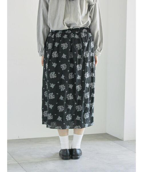 TSUHARU by Samansa Mos2(ツハルバイサマンサモスモス)の「ローズ柄総刺繍スカート(スカート・レディース・オリーブ/ブラック・F)」の5枚目の写真