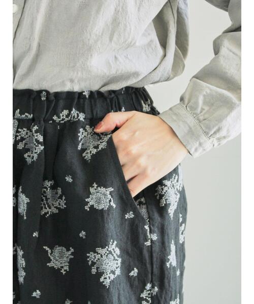 TSUHARU by Samansa Mos2(ツハルバイサマンサモスモス)の「ローズ柄総刺繍スカート(スカート・レディース・オリーブ/ブラック・F)」の8枚目の写真