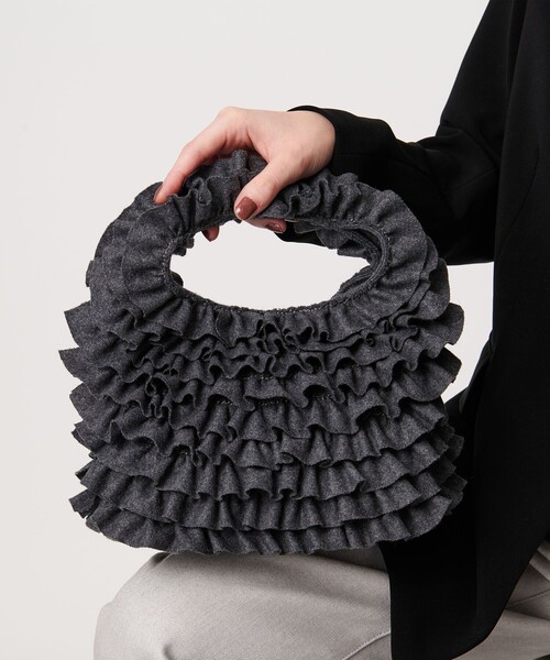 UNITED ARROWS（ユナイテッドアローズ）の「フリル ワンハンドルバッグ（ハンドバッグ・レディース・ブラック/ダークグレー・FREE）」の2枚目の写真