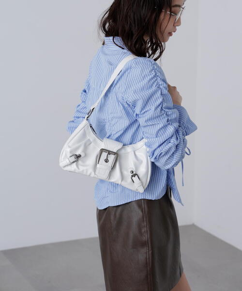 FREE'S MART（フリーズマート）の「ビッグベルトショルダーバッグ（ショルダーバッグ・レディース・ブラック/ホワイト・ﾌﾘ-）」の2枚目の写真