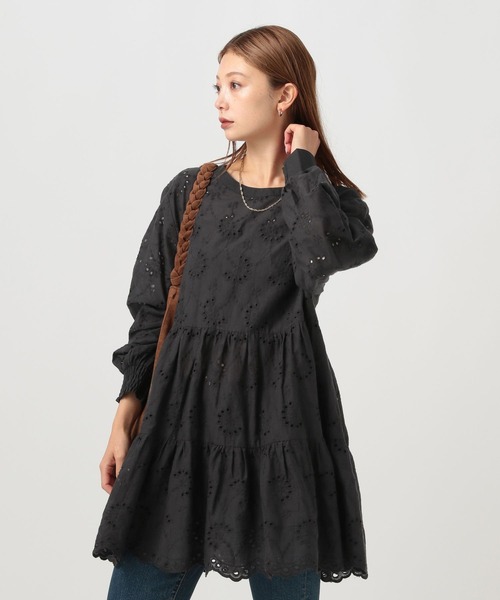 BAYFLOW（ベイフロー）の「[前後2WAY仕様]スカラップレースチュニック（チュニック・レディース・マスタード/オフホワイト/ブラック・FREE）」の2枚目の写真