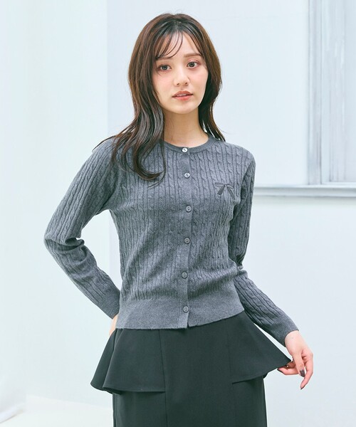 Feroux(フェルゥ)の「ケーブル編み×リボン刺繍 ニット カーディガン(カーディガン/ボレロ・レディース・グレー系/ダークブラウン系/ピンク系・F)」の6枚目の写真