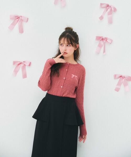 Feroux(フェルゥ)の「ケーブル編み×リボン刺繍 ニット カーディガン(カーディガン/ボレロ・レディース・グレー系/ダークブラウン系/ピンク系・F)」の7枚目の写真