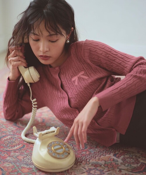 Feroux(フェルゥ)の「ケーブル編み×リボン刺繍 ニット カーディガン(カーディガン/ボレロ・レディース・グレー系/ダークブラウン系/ピンク系・F)」の10枚目の写真