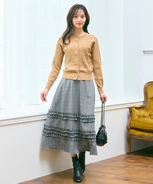 Feroux(フェルゥ)の「ケーブル編み×リボン刺繍 ニット カーディガン(カーディガン/ボレロ・レディース・グレー系/ダークブラウン系/ピンク系・F)」の11枚目の写真