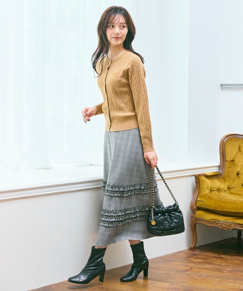 Feroux(フェルゥ)の「ケーブル編み×リボン刺繍 ニット カーディガン(カーディガン/ボレロ・レディース・グレー系/ダークブラウン系/ピンク系・F)」の12枚目の写真