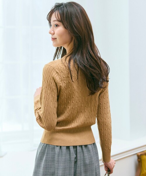 Feroux(フェルゥ)の「ケーブル編み×リボン刺繍 ニット カーディガン(カーディガン/ボレロ・レディース・グレー系/ダークブラウン系/ピンク系・F)」の14枚目の写真