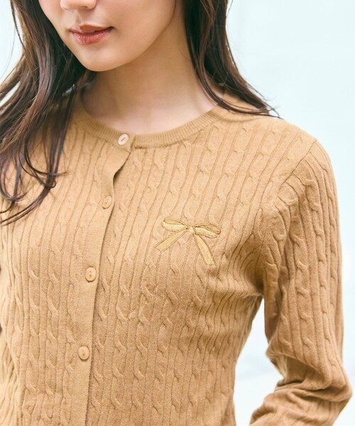 Feroux(フェルゥ)の「ケーブル編み×リボン刺繍 ニット カーディガン(カーディガン/ボレロ・レディース・グレー系/ダークブラウン系/ピンク系・F)」の15枚目の写真