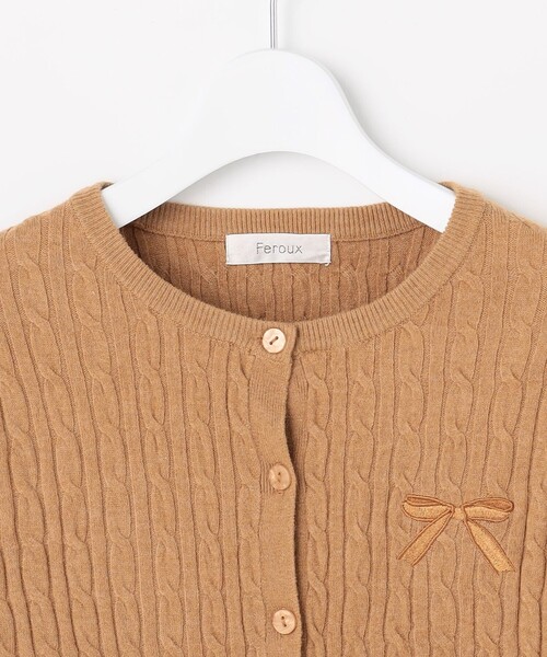 Feroux(フェルゥ)の「ケーブル編み×リボン刺繍 ニット カーディガン(カーディガン/ボレロ・レディース・グレー系/ダークブラウン系/ピンク系・F)」の16枚目の写真