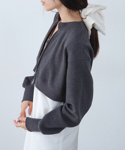 CODE A（コードエー）の「short zip sweat（スウェット・レディース・ライトグレー/チャコールグレー・00）」の3枚目の写真