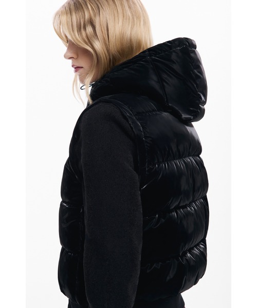 Desigual（デシグアル）の「光沢のあるコンバーチブル中綿ジャケット（ダウンジャケット/コート・レディース・ブラック・S/M/L/XS/XL）」の3枚目の写真