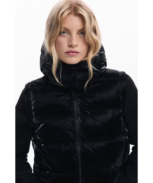 Desigual（デシグアル）の「光沢のあるコンバーチブル中綿ジャケット（ダウンジャケット/コート・レディース・ブラック・S/M/L/XS/XL）」の4枚目の写真