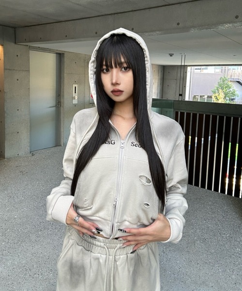 KsG(ケーエスジー)の「クロップドダブルジップダメージセットアップ(セットアップ・レディース・ベージュ/ブラック/グレー・MEDIUM/SMALL)」の14枚目の写真