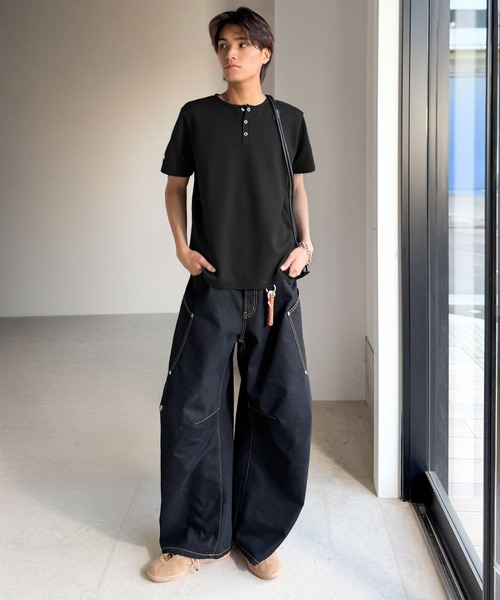 Classical Origin(クラシカルオリジン)の「【接触冷感機能付き】肩切り替えショート丈ダンボール素材ヘンリーネックTシャツ/Shoulder Panel Cropped Double-Knit Henley T-Shirt(Tシャツ/カットソー・メンズ・ブラック/ホワイト/チャコールグレー・SMALL/MEDIUM/LARGE)」の22枚目の写真