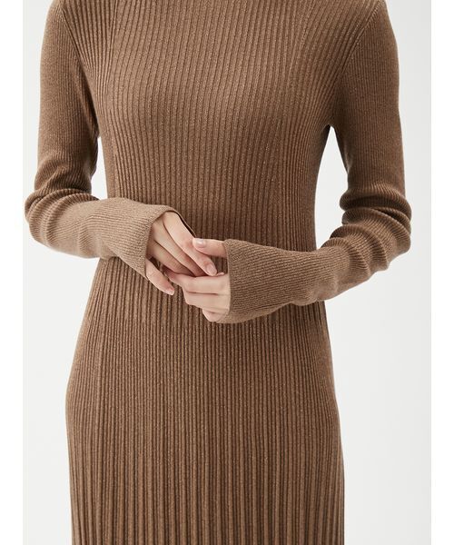 Mila Owen(ミラオーウェン)の「タートルネックロングリブニットワンピース(ワンピース・レディース・ネイビー/イエロー/キャメル/アイボリー・0/1)」の11枚目の写真