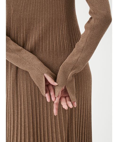 Mila Owen(ミラオーウェン)の「タートルネックロングリブニットワンピース(ワンピース・レディース・ネイビー/イエロー/キャメル/アイボリー・0/1)」の12枚目の写真