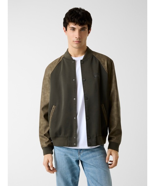 Guess(ゲス)の「HERITAGE Varsity Jacket アウター ブルゾン(ブルゾン・メンズ・カーキ・SMALL/MEDIUM/LARGE/X-LARGE)」の1枚目の写真