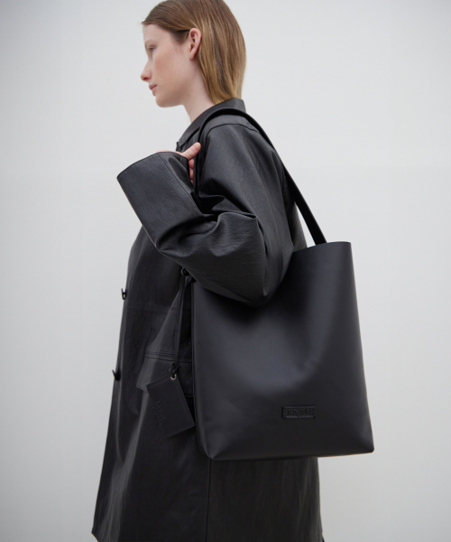 HOBO Bag ブラック ショルダーバッグ 箱付き Becoming Leather Hobo Bag - Black（ショルダーバッグ）｜LEVAR