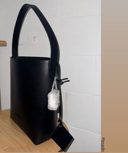 LEVAR（レバー）の「Becoming Leather Hobo Bag - Black（ショルダーバッグ・レディース・ブラック・FREE）」の4枚目の写真