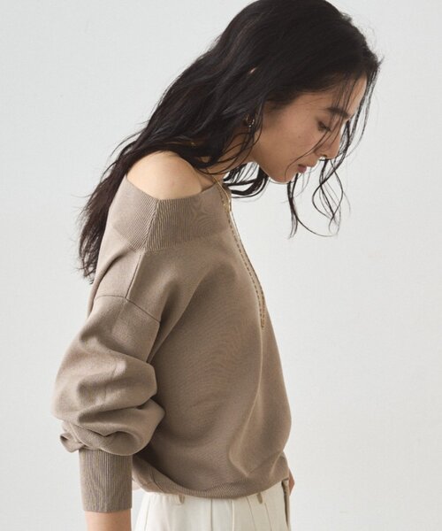 LOUNGEDRESS（ラウンジドレス）の「ジョーゼットオフショルニット（ニット/セーター・レディース・グレイッシュベージュ/ブラック/オフホワイト・FREE）」の7枚目の写真