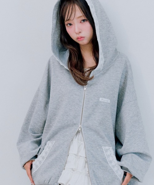 OLIVE des OLIVE（オリーブデオリーブ）の「タグ付きレースパーカー（パーカー・レディース・イエロー/ピンク/サックスブルー/チャコールグレー/トップグレー・FREE）」の2枚目の写真