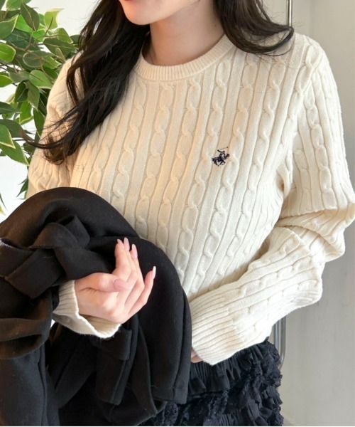 BEVERLY HILLS POLO CLUB(ビバリーヒルズポロクラブ)の「【BEVERLY HILLS POLO CLUB】ケーブル編みショート丈ワンポイント刺繍ニット(ニット/セーター・レディース・ネイビー/レッド/アイボリー・F)」の4枚目の写真
