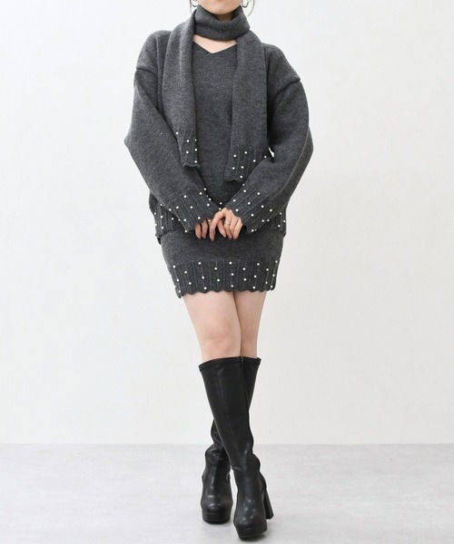 MISCH MASCH(ミッシュマッシュ)の「一部店舗限定 パールデザインニットワンピース×マフラーセット(セットアップ・レディース・グレー/ベージュ・フリ-)」の4枚目の写真
