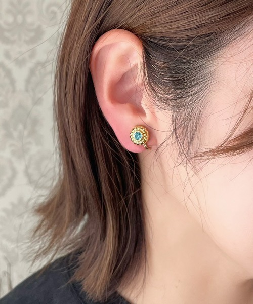 tone(トーン)の「【mallelabrocante/マルラブロカント】ヴィンテージグラスストーンの痛みにくいゴールドイヤリング(イヤリング・レディース・ブラック/サックスブルー・FREE)」の11枚目の写真