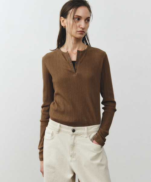 NOIRER FOR WOMAN(ノイアーフォーウーマン)の「ヘンリーネックロングスリーブTシャツ(ブラウン)(シャツ/ブラウス・レディース・その他・FREE)」の1枚目の写真